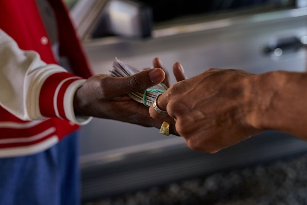 Hand-to-hand cash payment